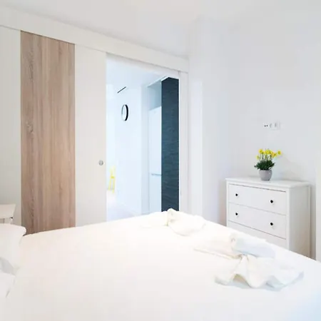 Loft 1 - Side Sea Views - Aircon & Wifi *